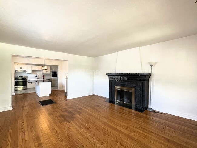 Building Photo - 735 NE 14th St