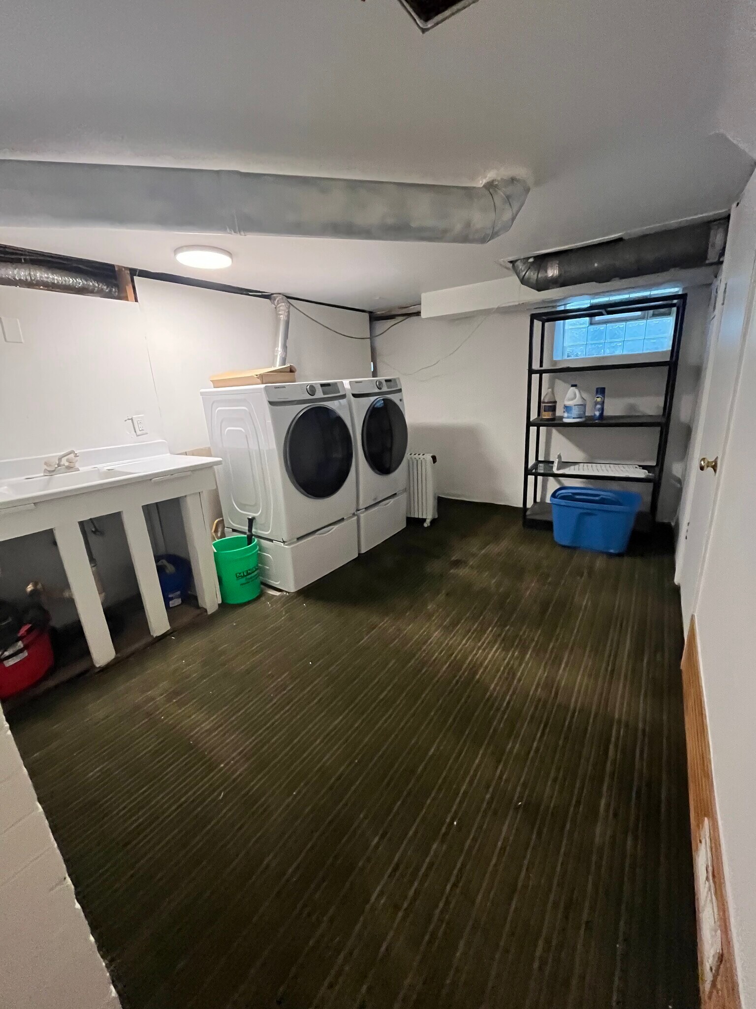 LARGE ON-SITE LAUNDRY WITH LAUNDRY SINK! - 32 E Northwood Ave