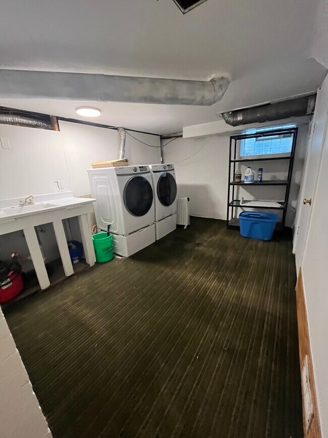LARGE ON-SITE LAUNDRY WITH LAUNDRY SINK! - 32 E Northwood Ave