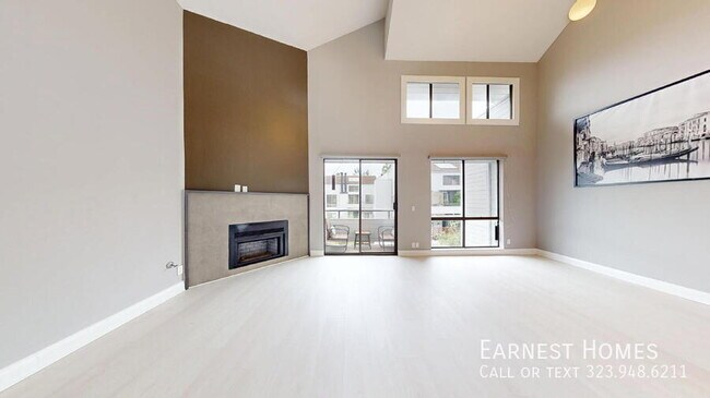 Building Photo - 13331 Moorpark St
