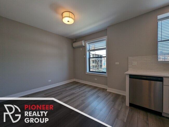 Building Photo - 3935 N Janssen Ave