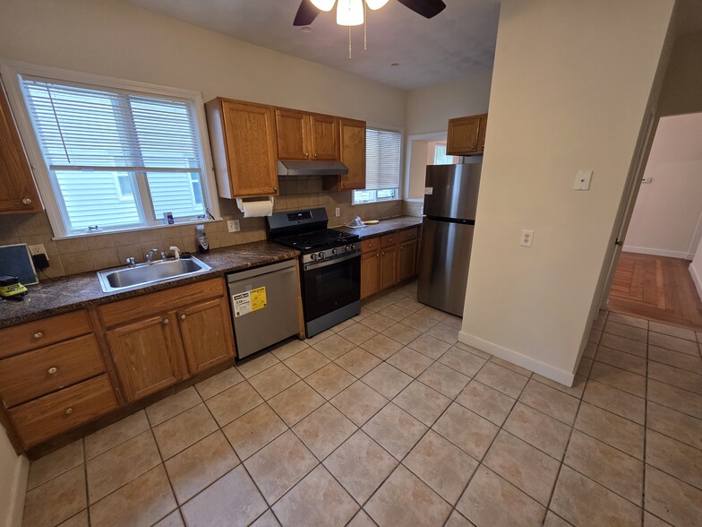 Building Photo - 1028 Fellsway