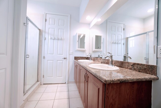 Building Photo - 6890 Julia Gardens Dr