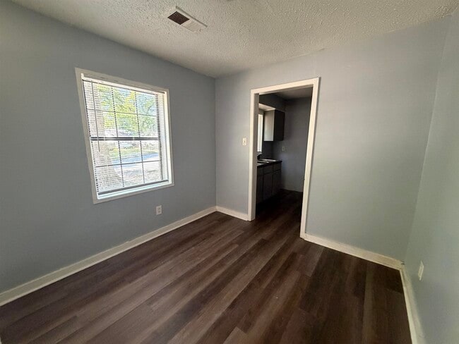 Building Photo - 1300 Robin Hood Ln