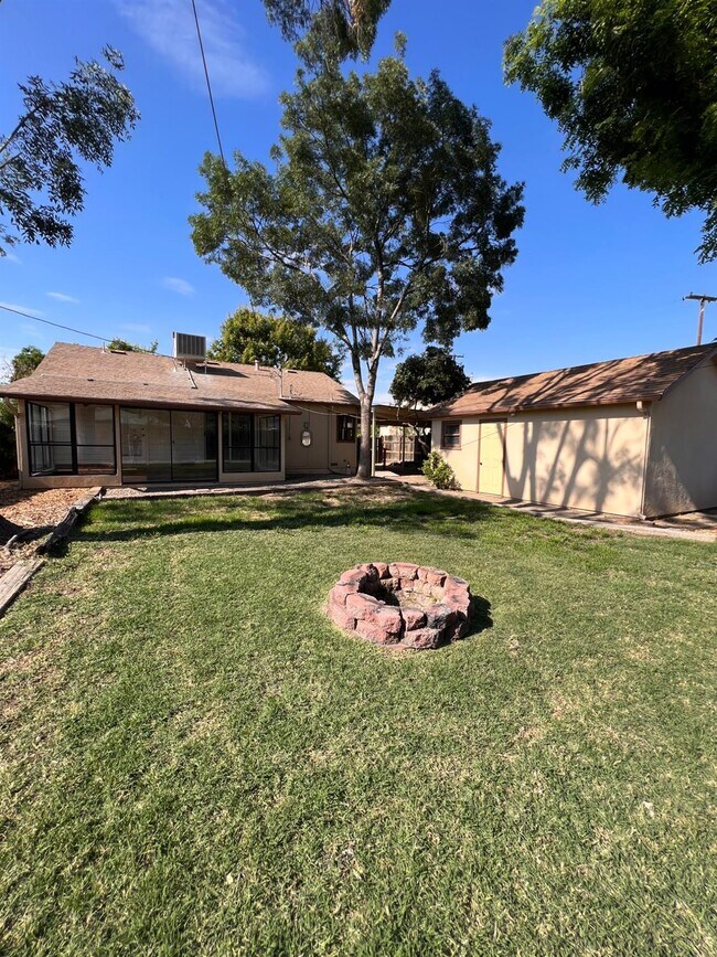 Building Photo - 3402 E Weldon Ave