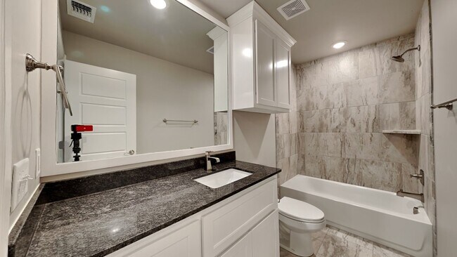 Building Photo - Luxury 5 Bedroom, 3 Bathroom, 3 Car Garage...