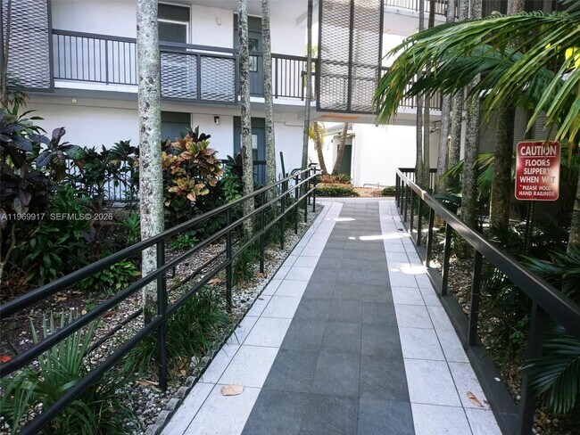 Building Photo - 20400 W Country Club Dr