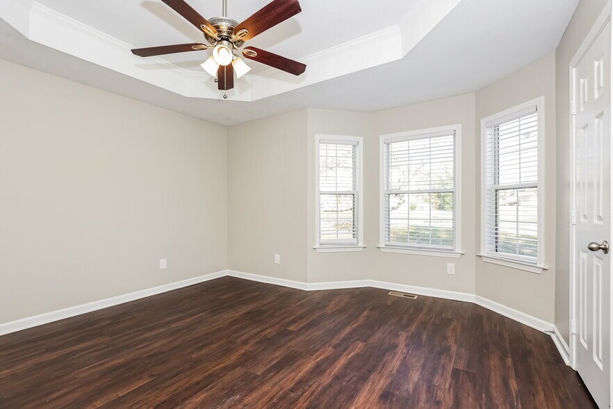 Building Photo - 610 E Lake Cove