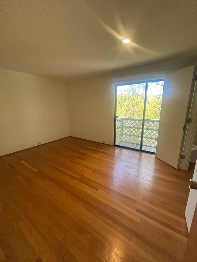 Building Photo - 3 bed, 2 1/2 bath house