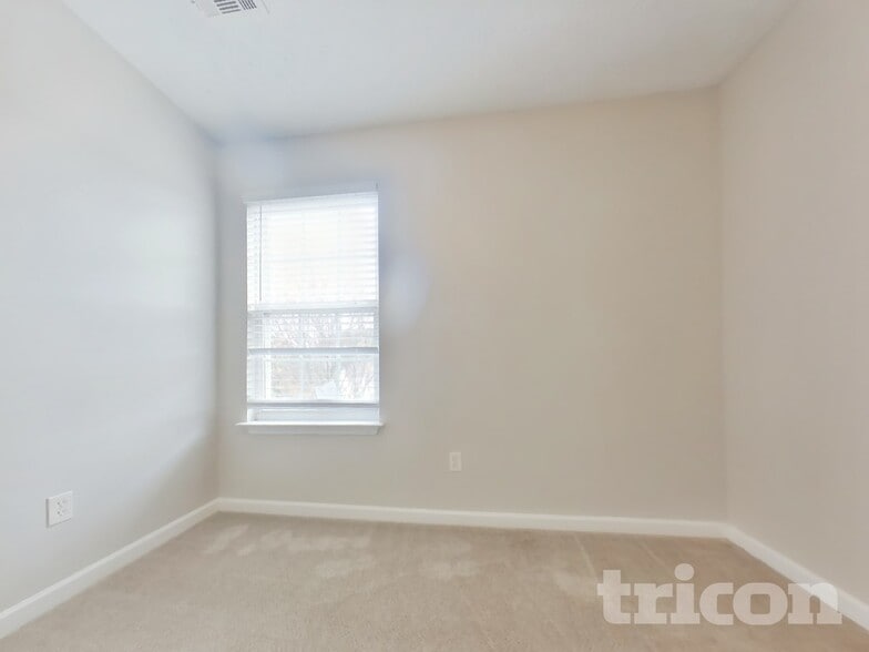 Building Photo - 220 Oak Grove Way