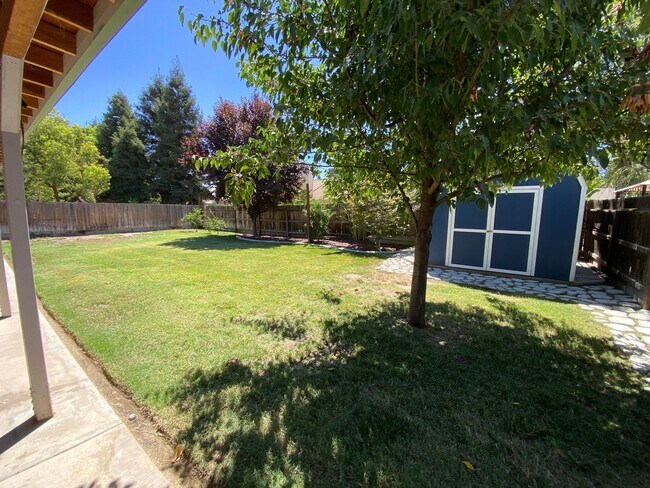 Building Photo - 2643 W Oakridge Ave