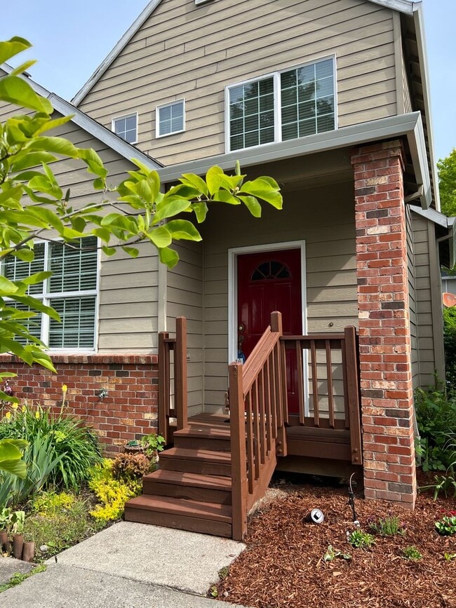Building Photo - 2 Bed, 2 1/2 Bath townhome close to the Ri...