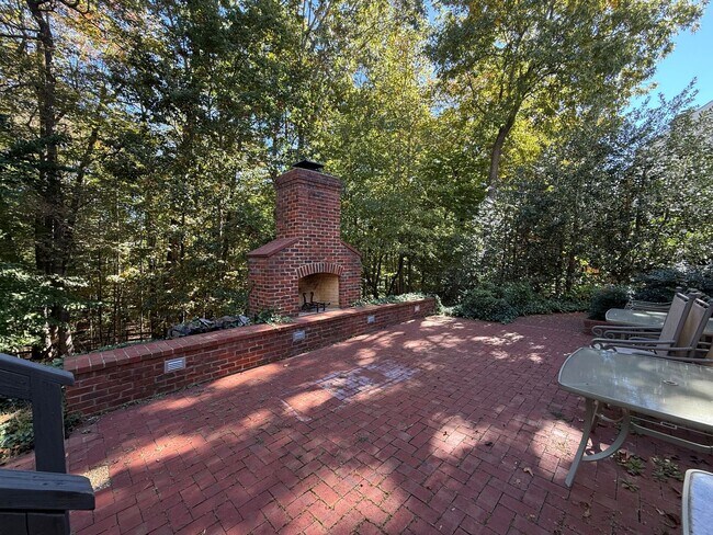 Building Photo - 935 Charter Oaks Dr