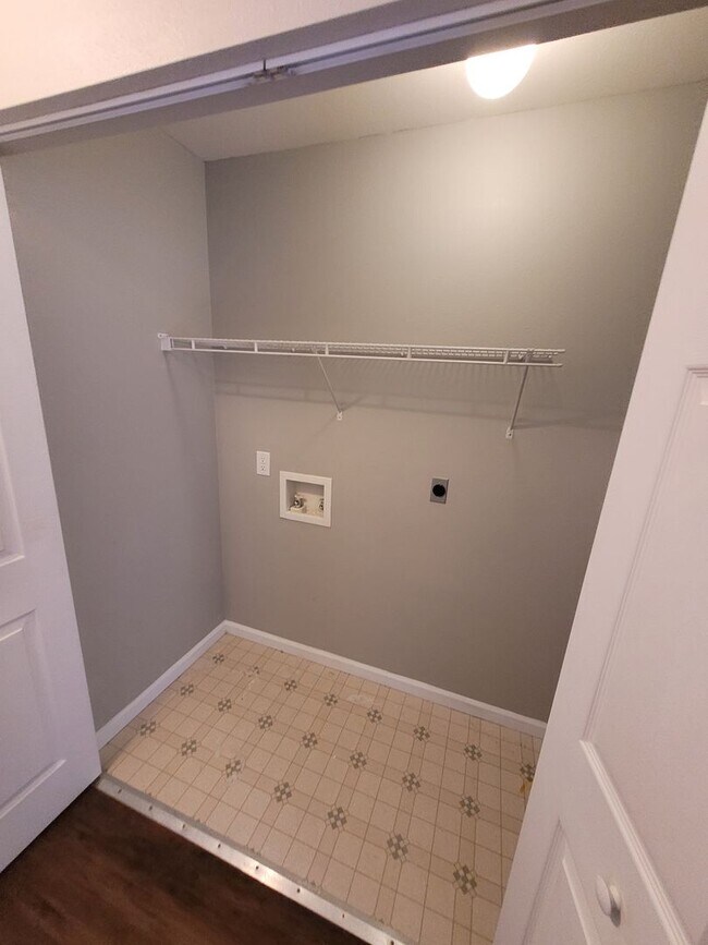 Building Photo - Great Opportunity: 2BR Townhome with Private Garage