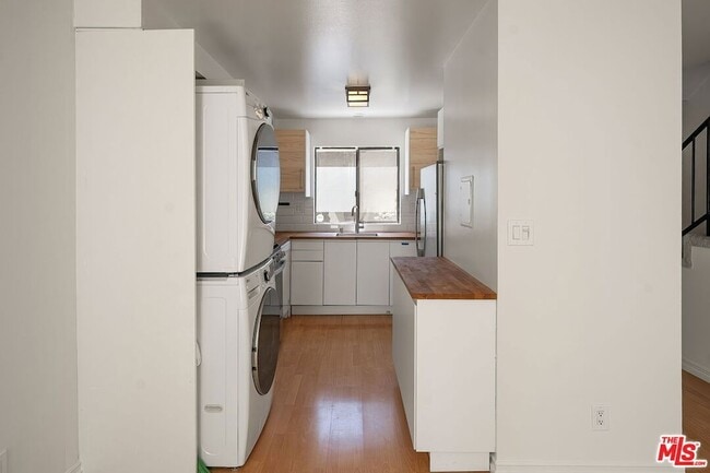 Building Photo - 1805 S Barrington Ave