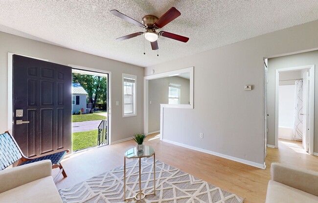 Building Photo - Renovated 2 Bedroom Jacksonville Heights D...