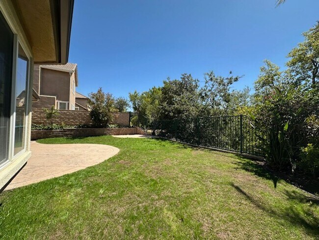 Building Photo - Stunning Executive home with loads of cust...