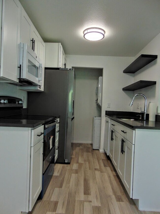 Building Photo - Beautifully Updated 2 Bedroom/2 Bath Renton Condo!