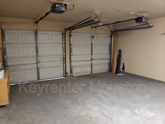 Building Photo - 23419 Verngate Dr