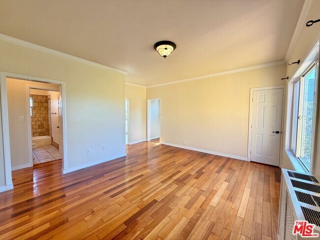 Building Photo - 605 1/2 Tularosa Dr