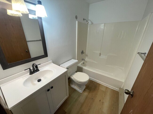 Building Photo - 909 Genrich St