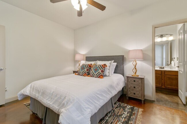 Building Photo - ** MOVE IN July 11th 2027 $5500 ** 5 Bed 3 Bath ** 1 Minute Walk to TCU Campus **