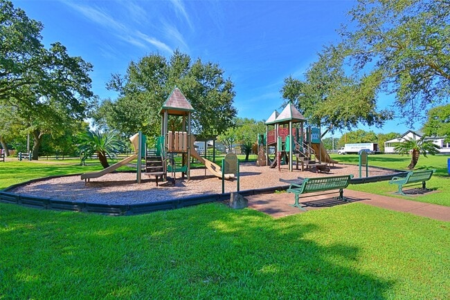 Building Photo - 516 Birdsong Dr