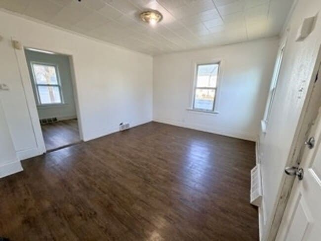 Building Photo - VIDEOTOUR: Across from Joannes Park and Aquatic Center! PETS WELCOME