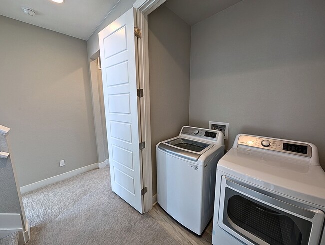 Building Photo - Beautiful 2 Bed + Office + 2.5 Bath home i...