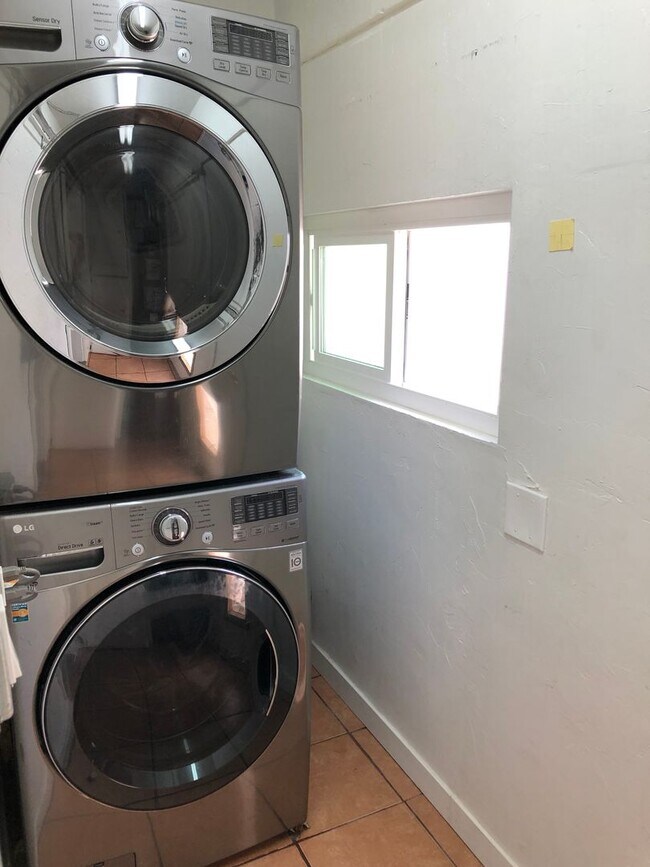 Building Photo - *10th Street