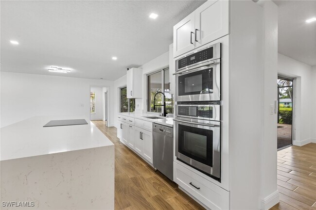 Primary Photo - 1041 N Waterway Dr