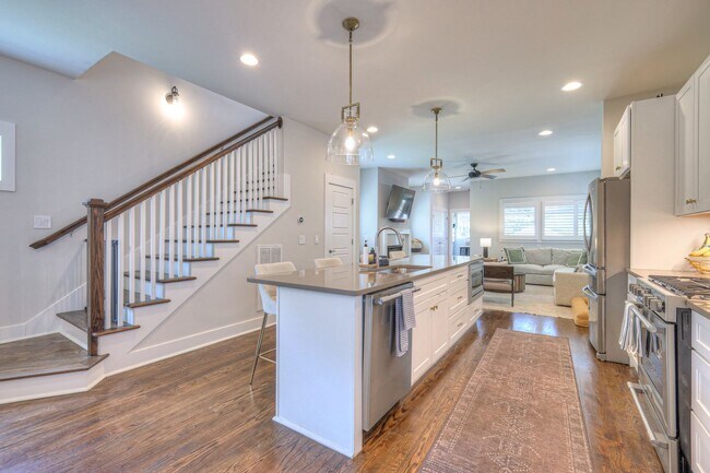 Building Photo - Luxurious 4BR Home Close to 12 South