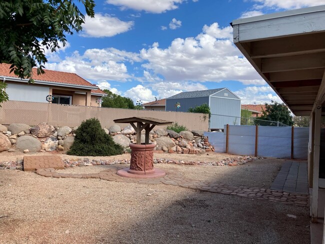 Building Photo - 627 E Springhill Dr