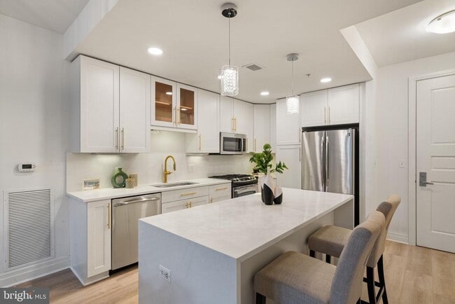 Building Photo - 8220 Crestwood Heights Dr