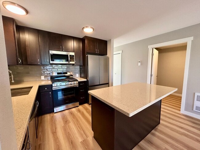 Building Photo - New Holly Townhouse