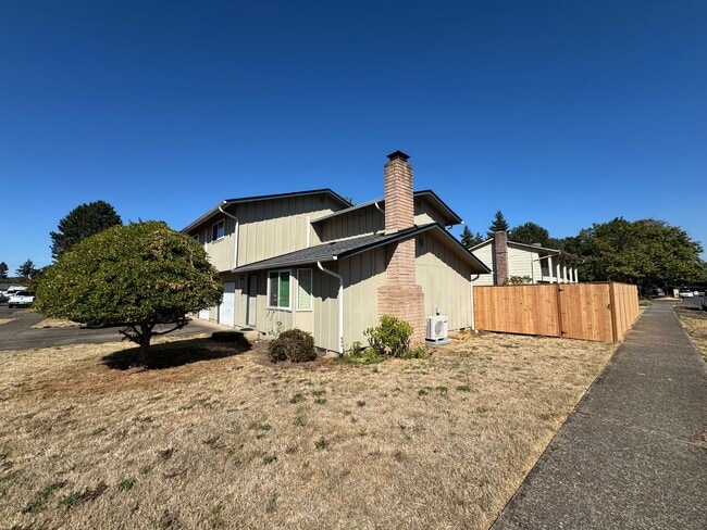 Building Photo - 3 Bedroom Duplex off Gilham Rd.