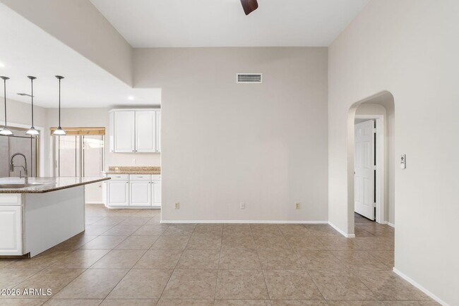 Building Photo - 8841 E Meadow Hill Dr