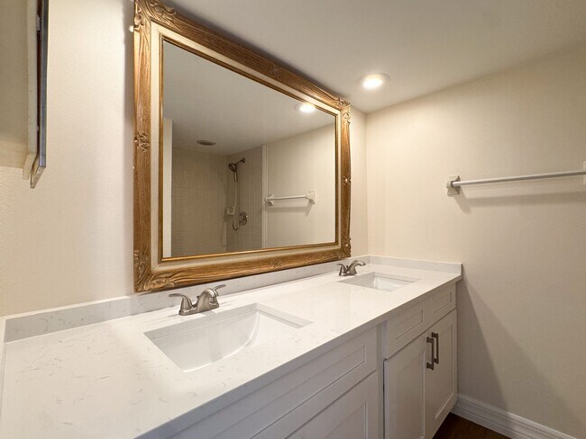 Building Photo - Newly Remodeled 2 bedroom 2.5 bath near Millenia Mall
