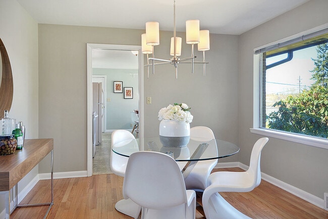 Building Photo - Mid Century Modern in Maple Leaf