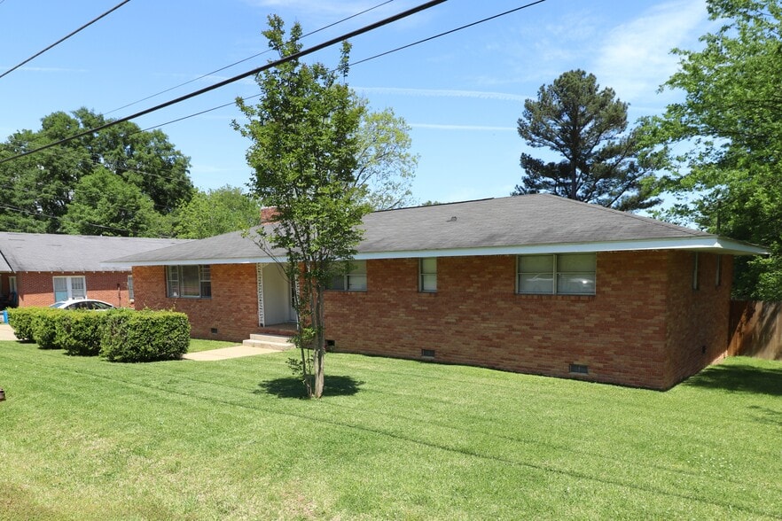 Building Photo - 905 Louisville St