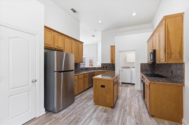 Building Photo - 567 Southridge Way
