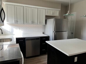 Building Photo - Two Bedroom/One Bathroom Townhome one block away from AGH! September 1 move in!