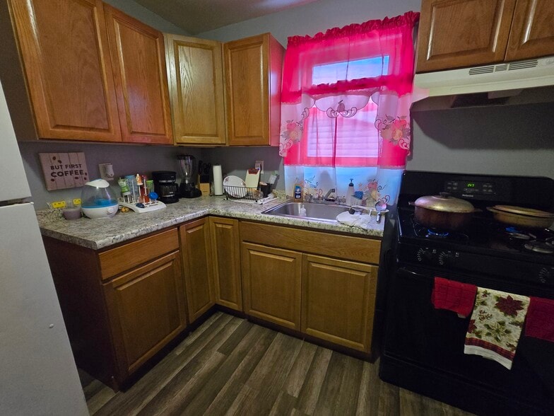Kitchen - 90 Wakeman Ave