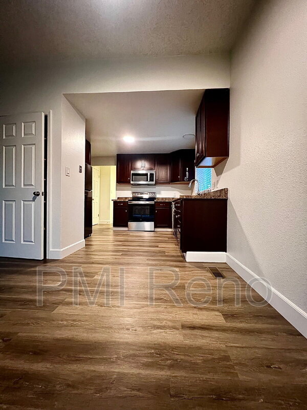 Building Photo - 812 Glen Molly Dr