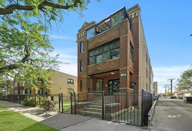 Primary Photo - 2544 N Harding Ave