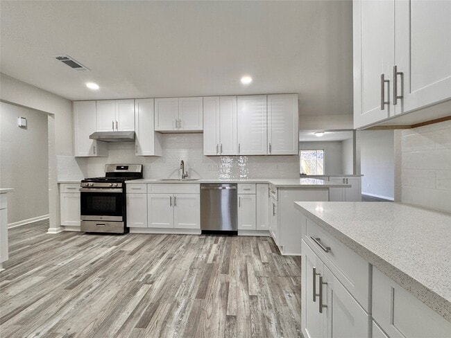 Building Photo - 5115 Hialeah Dr