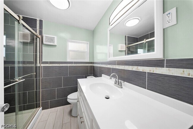 Building Photo - 275 Lakeview Dr