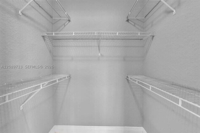 Building Photo - 2811 N Oakland Forest Dr