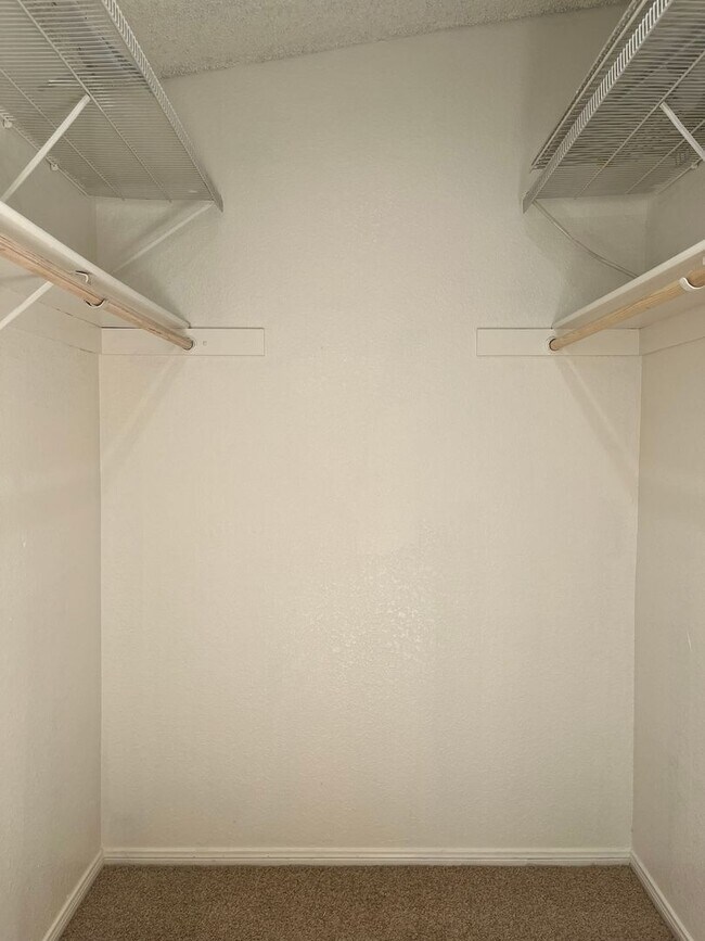 Building Photo - 4 Bedrooms 2 Bathroom home available in Victorville!!