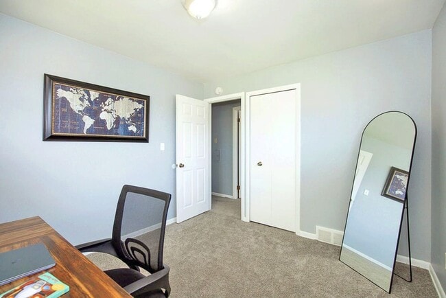 Building Photo - FULLY FURNISHED ACED 3 BED 1.5 BATH SINGLE...